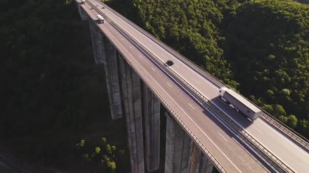 Drone segue carregado semi-caminhão branco dirigindo no viaduto Bebresh — Vídeo de Stock