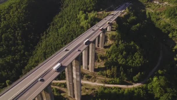 Caminhão no trânsito na estrada viaduto ponte vista de cima — Vídeo de Stock