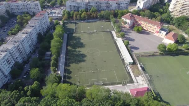 Fotbalový stadion ve městě mezi bloky — Stock video