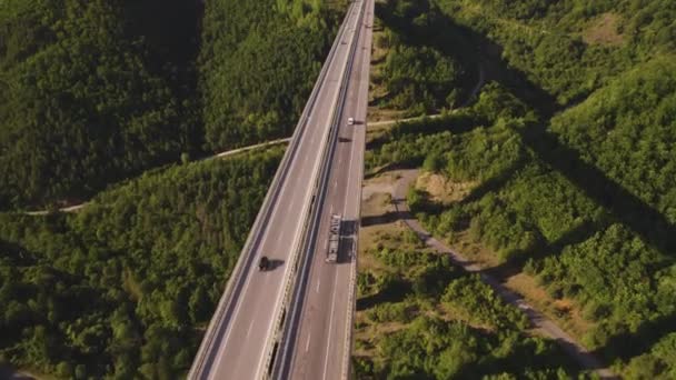 Top view of long highway viaduct with traffic in sunny day — Stock Video