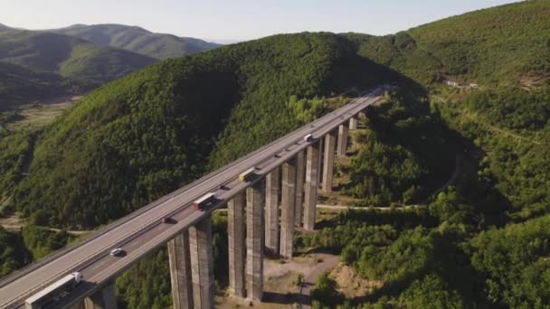 Drone segue intenso tráfego de camiões em viaduto de auto-estrada na Bulgária — Vídeo de Stock