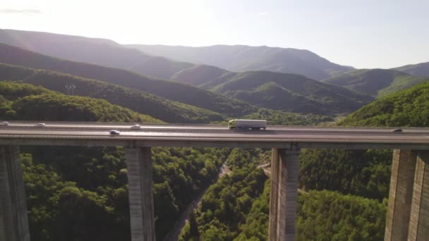 Verkehr auf dem Hemus-Viadukt über den Vitinya-Pass — Stockvideo