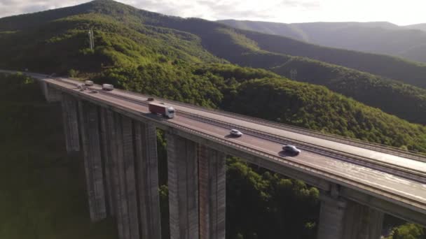 高速道路の高架橋、緑の丘に対する橋の上の輸送 — ストック動画