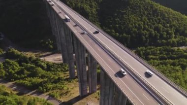 Bulgaristan 'daki güzel viyadük köprüsünün havadan görünüşü