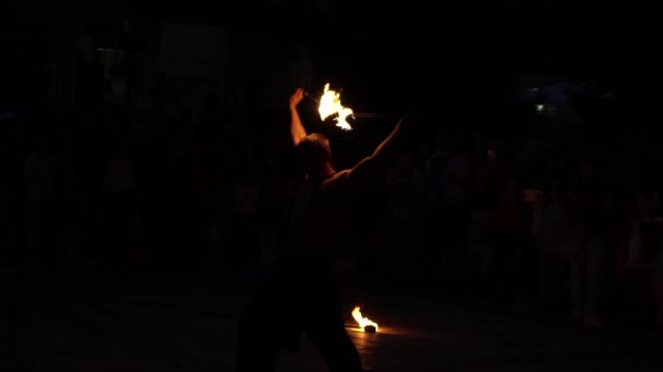 Troyan, Bulgaria-06 09 2021: Spettacolo di fuoco stupefacente di notte — Video Stock