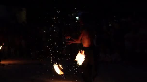 Troyan, Bulgaria-06 09 2021: Lángoló tűztáncos. Éjszakai előadás — Stock videók