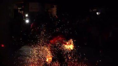 Troyan, Bulgaristan-06 09 2021: Ateş kıvılcımları ve dumanla karanlıkta ateş gösterisinde ateş dansçısı