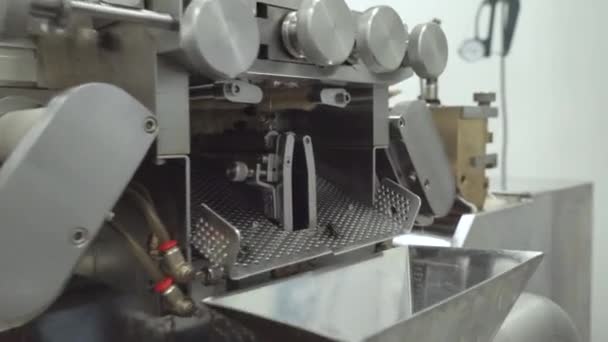 Primer plano de la máquina de fabricación de cápsulas CBD en laboratorio — Vídeos de Stock