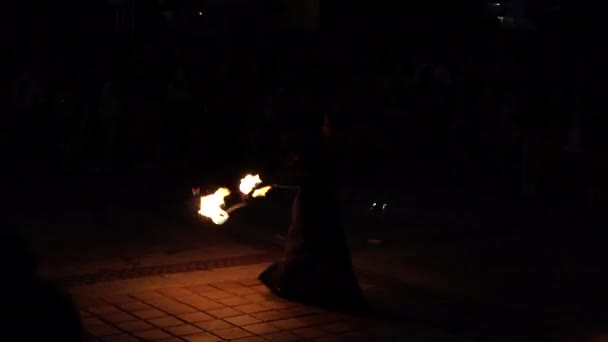 트로얀, 불가리아 -06 09 2021: 불을 가지고 춤을 추는 매혹적 인 여성 — 비디오
