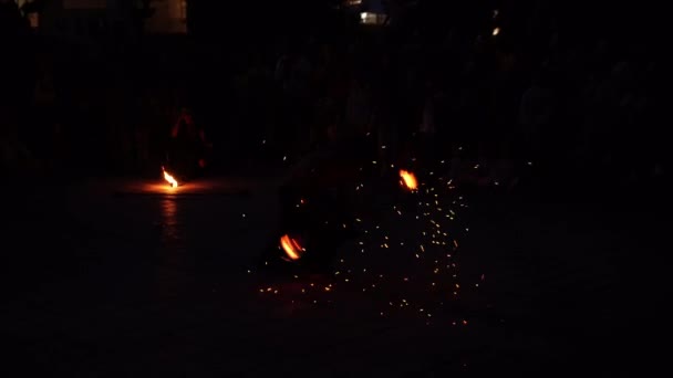 Troyan, Bulgaria-06 09 2021: Professionell flamdansare svingar brandpoi gör eldiga cirklar — Stockvideo