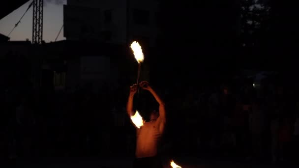 Троян, Болгария-06 09 2021: Человек танцует с огненным поем на огненном шоу — стоковое видео