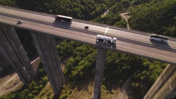 Ovanifrån av tung lastbilstrafik på motorvägen viadukt på kvällen — Stockvideo