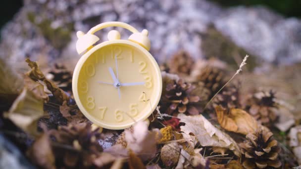 Reloj despertador amarillo caída atrás cambio de tiempo de cerca — Vídeo de stock