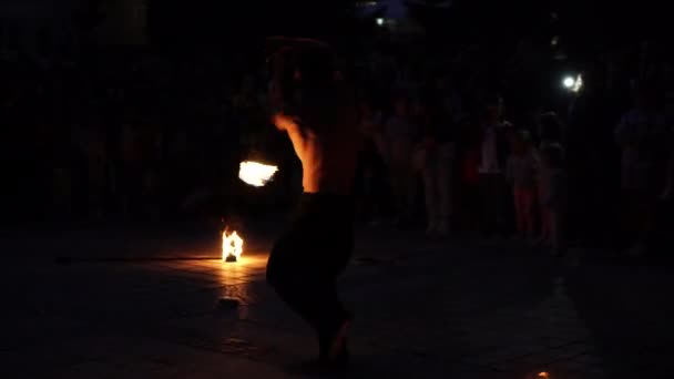 Troyan, Bulgarien-06 09 2021: Manlig dansare jonglerar med eld vid brandshow — Stockvideo