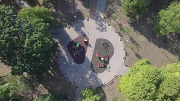 Drone vista superior de famílias felizes jogando no parque infantil público no dia de fim de semana ensolarado — Vídeo de Stock