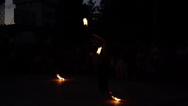 Troyan, Bulgaria-06 09 2021: Παράσταση στο Fire Theater τη νύχτα — Αρχείο Βίντεο