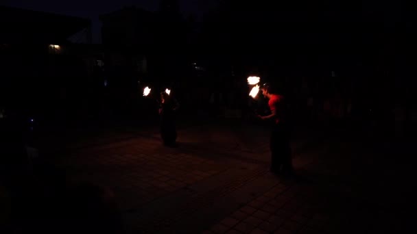 2019 년 1 월 1 일에 확인 함 . Troyan, Bulgaria-06 09 2021: Fire dance duet srowing fire poi. 밤에 불타는 춤 — 비디오