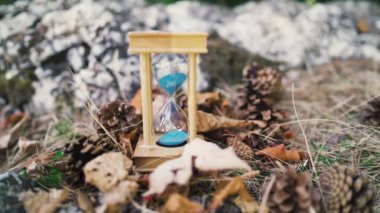 Kum saatine düşen yapraklar geri çekiliyor.