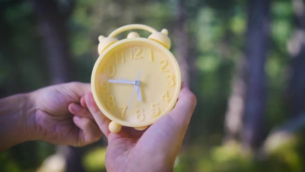 Yellow alarm clock daylight saving time end — Stock Video