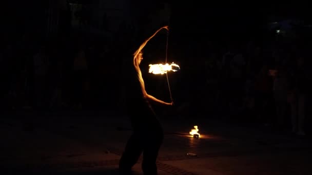 Троян, Болгария-06 09 2021: огненное шоу — стоковое видео