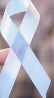 Erkeklerin elleri, erkek sağlığını ve prostat kanseri farkındalığını arttırmak için kıyafetlere mavi kurdele takıyor..