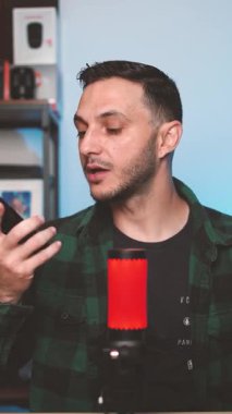 Podcast Sunucusu Studio Mic ile Kayıt Oturumuna ve YouTube ve Sosyal Medya için Dikey Video Ayarına Bağlandı. Yüksek kaliteli FullHD görüntüler