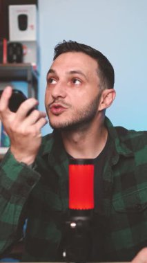 Mikrofona Konuşurken Evde Dikey Podcast İçeriği Oluşturan ve Kamera ile Kayıt Yapan Etkilenici. Yüksek kaliteli FullHD görüntüler