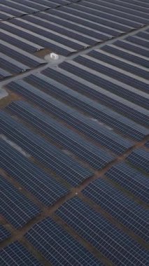 Sunset Hour 'da Bulgaristan' da Güneş Paneli Kurulumunun Dikey Hava Görüntüsü Kırsal Çevre dostu Teknoloji. Yüksek kaliteli FullHD görüntüler