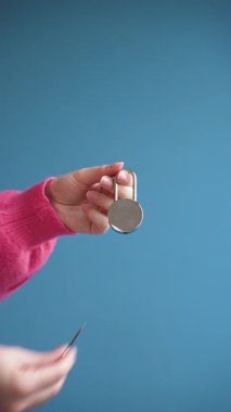 Stüdyo, kalp şeklindeki asma kilidi açmak için anahtar kullanan elleri gösteriyor. Romantik Sevgililer Günü kavramı metin kaplamaları için kopyalama alanı ile güven ve duygusal bağlantıyı ifade eder.