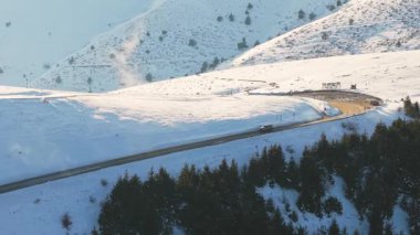 Karlı Dağ Geçidi Gün Doğumu Işıklı, Sarılma Yolu Yamaçlı, Dağılmış Çam Ormanı, Yalnız Hizmet Kulübesi, Yumuşak