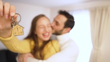 Mutlu çift, yeni ev alımını heyecan verici başarısını ve gayrimenkul içeriğinin dönüm noktasını gösteren kadınla kutluyor..