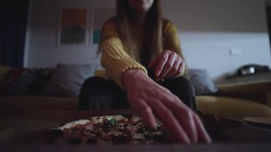 Düşük Açı Koltuk Kafkas Kadın Dilimleme, Soluk Oturma Odası Sahnesi Önplanda Kartondan Pizza Kutusuyla, Uzun,