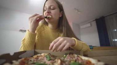 Pov Home Pizza Isırığı, Beyaz Kadın Kolej Öğrencisi Mutfak Masasında Dinleniyor Açık Kutudan Dilimler, Peynir Çekme