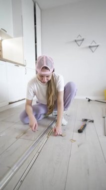 Modern Mutfak 'ta Kuzu Kalaslarını Ayarlayan Genç Beyaz Kadın Tıkırtı ve Çekiç Kullanarak Çömeldi