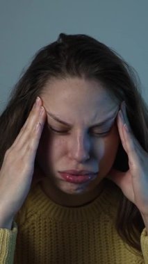 Hasta kadın evdeki kanepede dinleniyor ve kestiriyor, yorgunluğu, hastalığın iyileşmesini ve evde bakımı temsil ediyor..