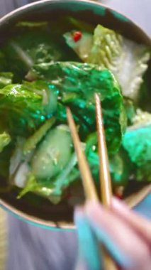 Çubuklu Marul Toplayan Kadın, Paket Paket Paketi Kapanış, Susam Tohumu ve Chili Parçaları Görünür,