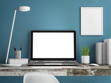 Ahşap masa, mavi duvar boyalı üstünde laptop