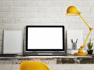 Tablo, beyaz tuğla duvar arka plan üstünde laptop