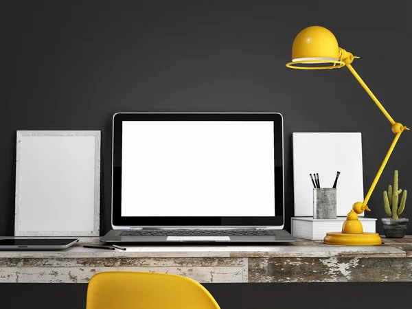 Ноутбук на столе, серый фон стены — стоковое фото
