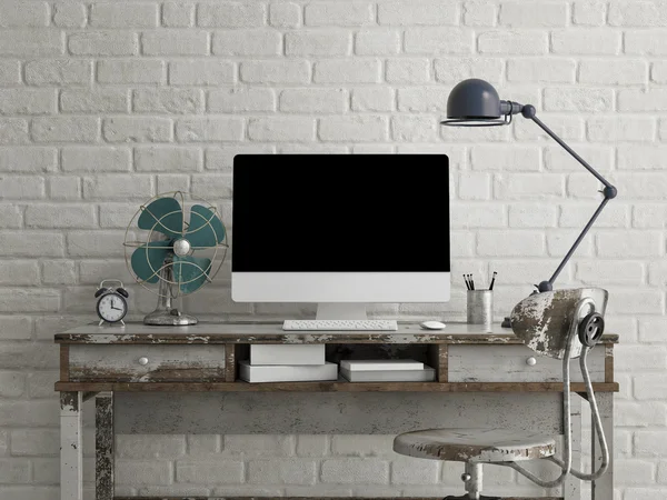 Bespotten monitor op tafel, witte bakstenen achtergrond — Stockfoto