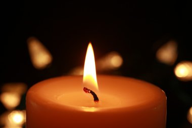 Yanan bir mum ile ışıklar içinde belgili tanımlık geçmiş.