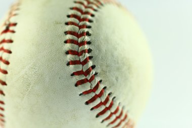 Beyzbol closeup kırmızı dikişleri ile.