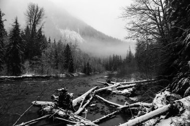 Siyah ve beyaz karlı nehir sahne Dağları ile.