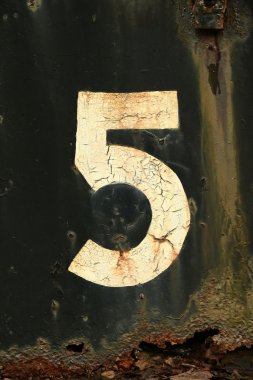 Bir beyaz, kırık numara 5'koyu arka plan.