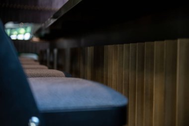 İçi sandalyelerle dolu.