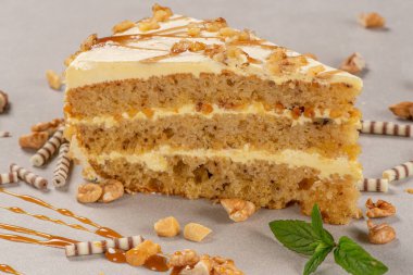 Kremalı ve fındıklı tart.