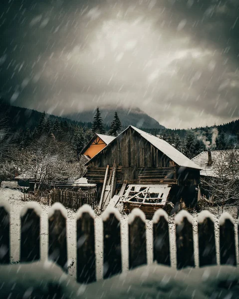 Dağlarda eski bir ev