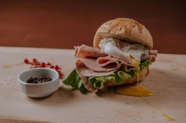 Salamlı ve peynirli sandviç.