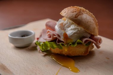 Salamlı ve sebzeli sandviç.