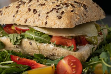 Jambonlu ve sebzeli sandviç